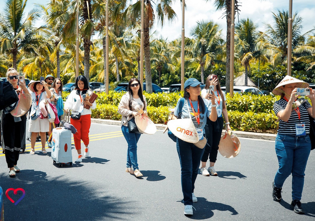 200 sales agents from Kazakhstan exploring Nha Trang tourism