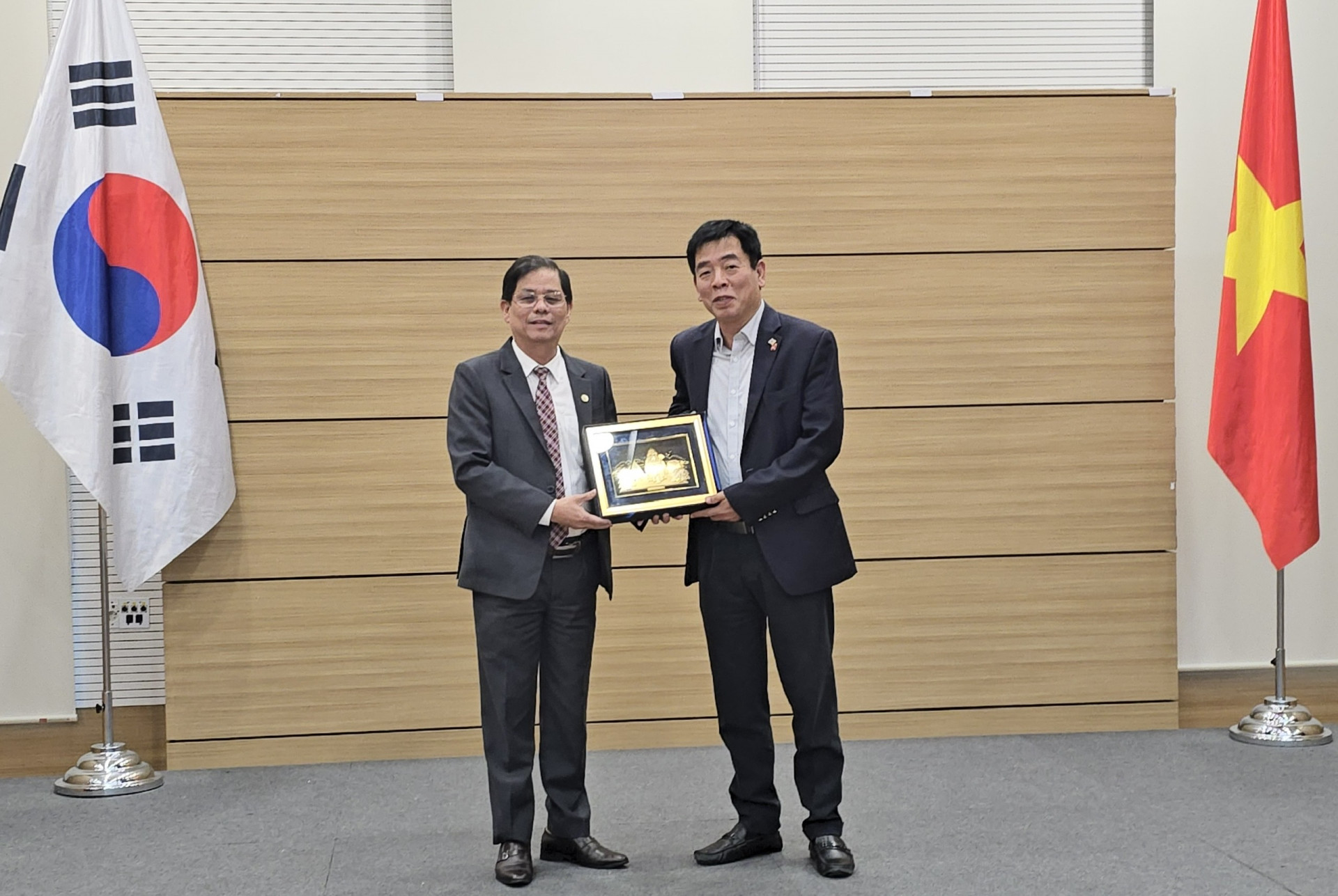 Provincial delegation pays working visit to Vietnamese Embassy in South Korea