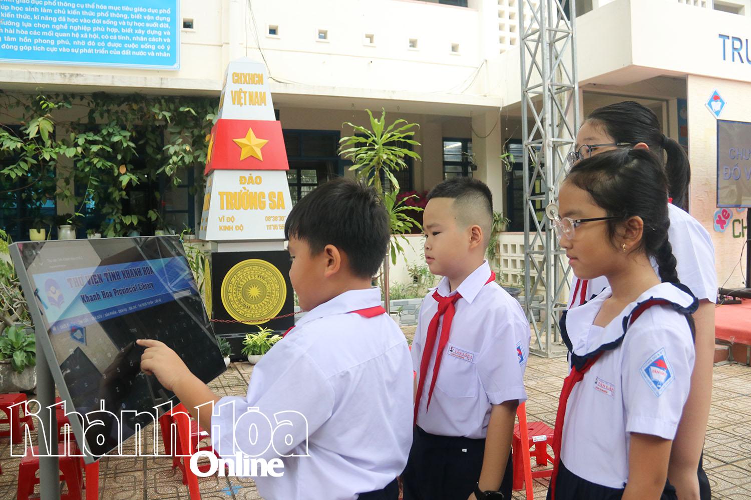 Bookmobile brings books to pupils