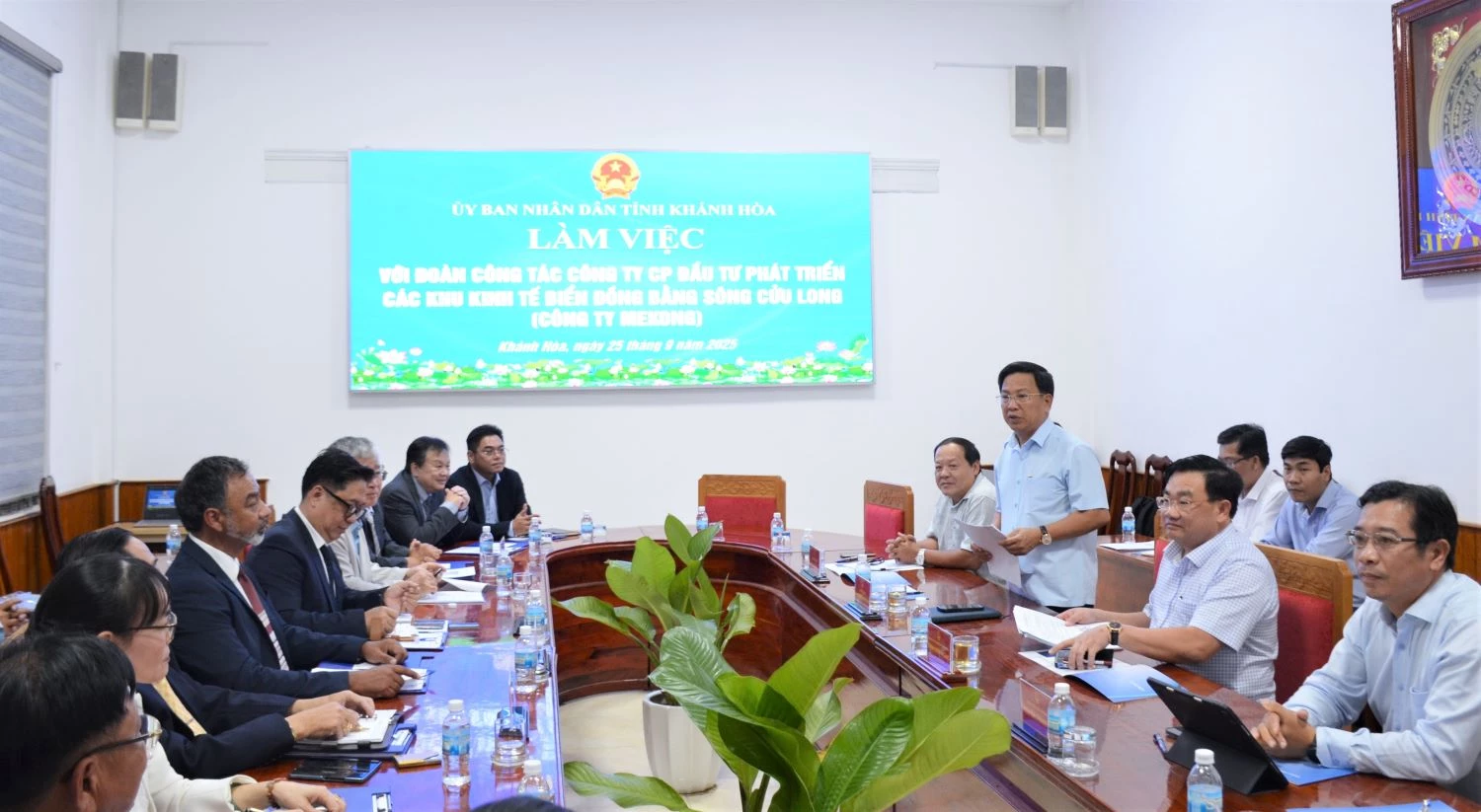 Deputy Chairman of Khanh Hoa Provincial People's Committee works with businesses investing in energy projects