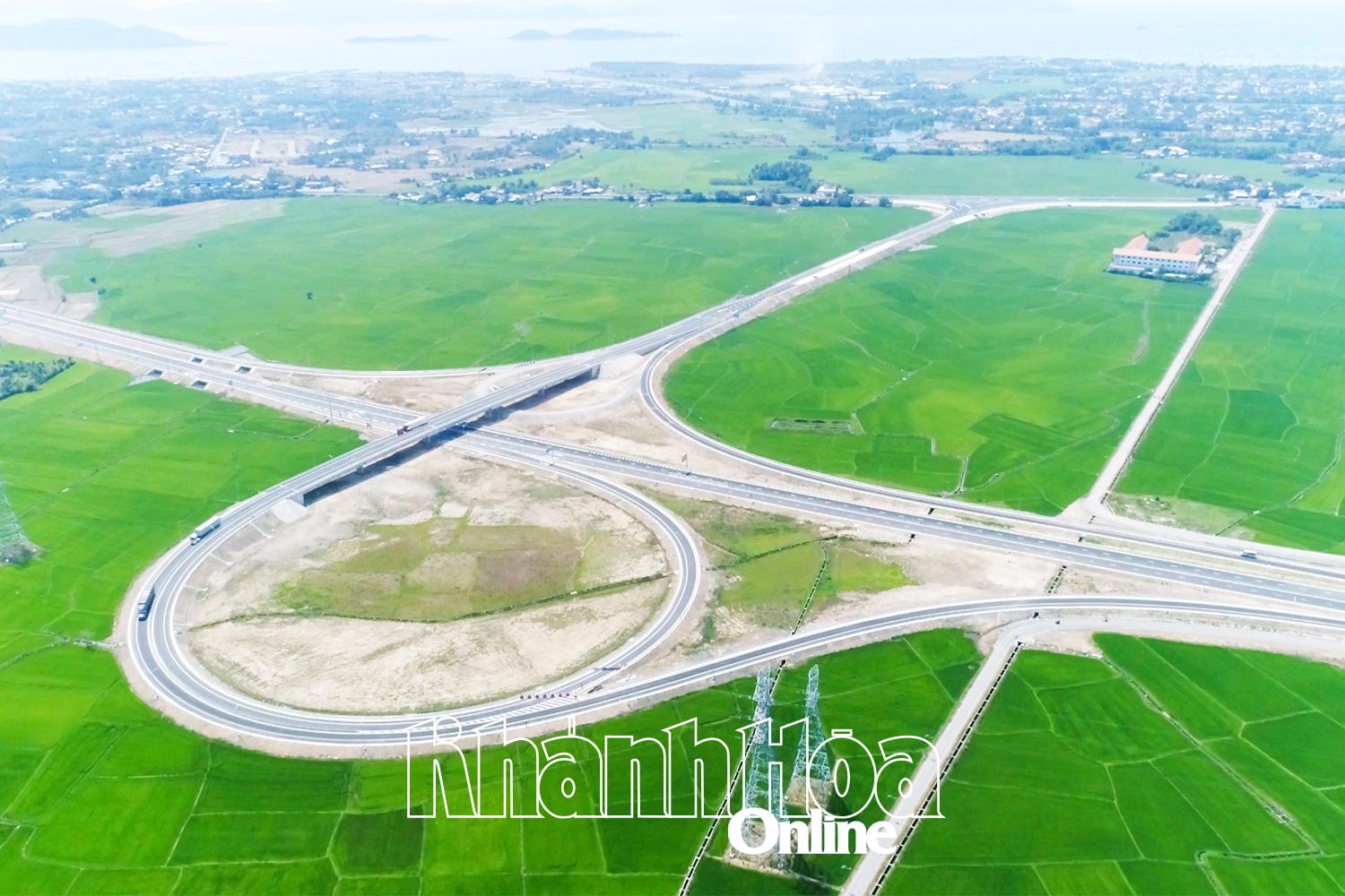 Developing Van Ninh commune and surrounding areas into high-class coastal tourism urban area