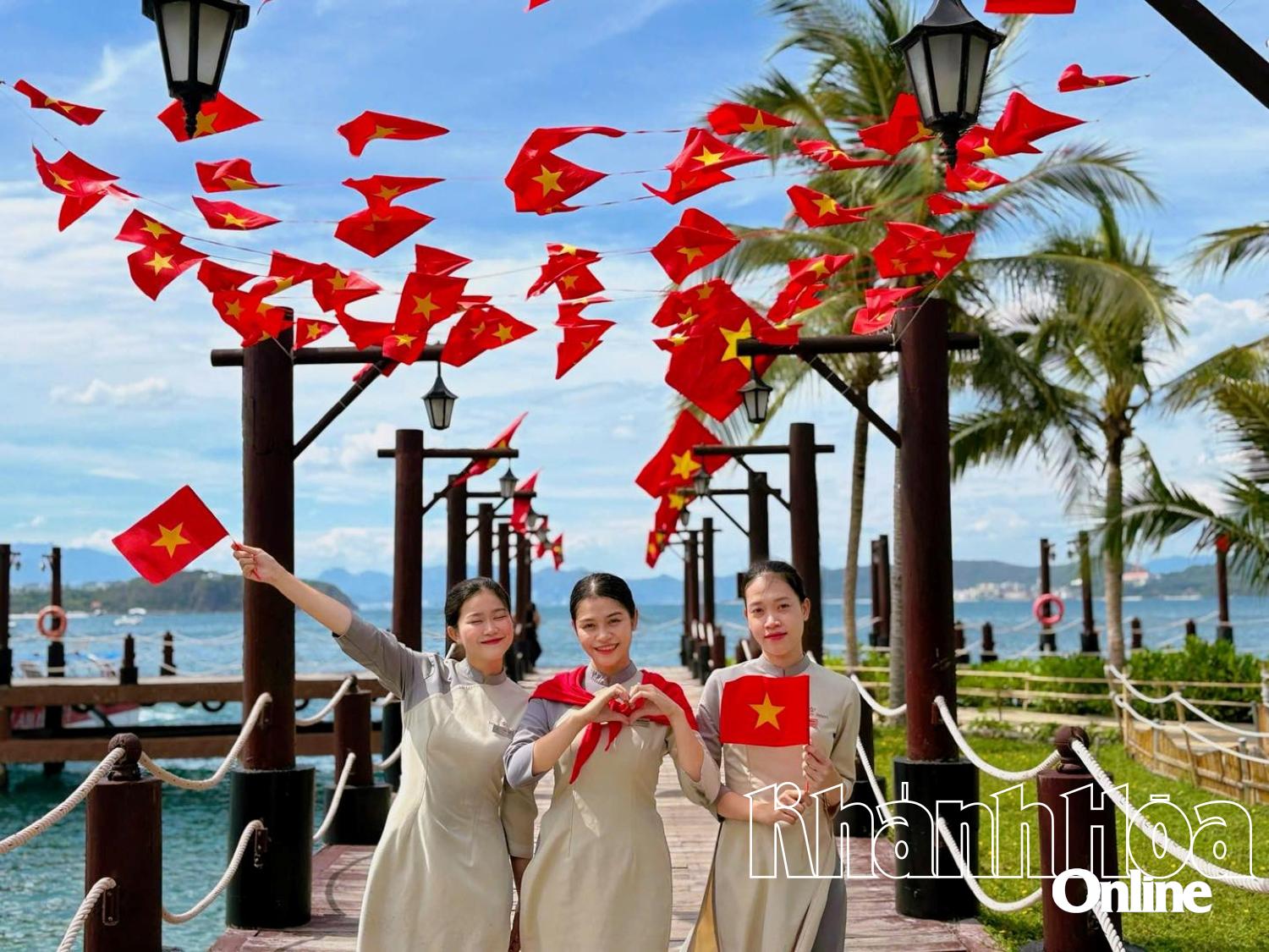 Numerous festive shows, moderate influx of visitors on 2 first days of National Day holiday