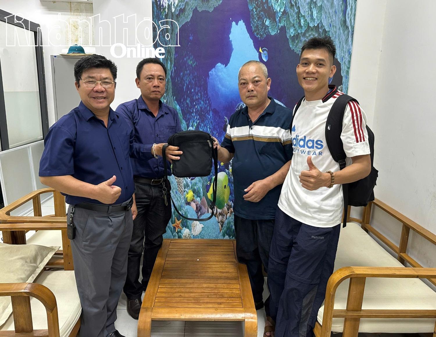 Lost bag with VND15m left returned to Chinese tourist