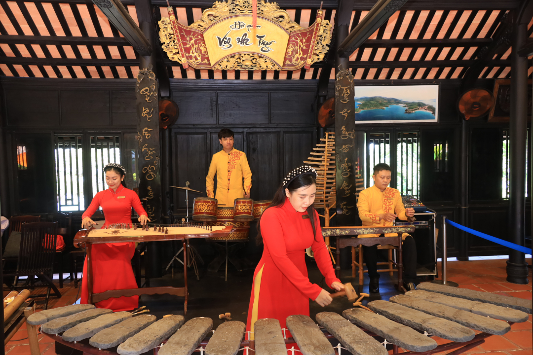 Instrumentalists at Hon Chong tourist attraction