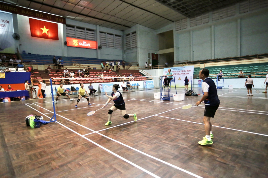 245 players join Khanh Hoa badminton tournament for age groups