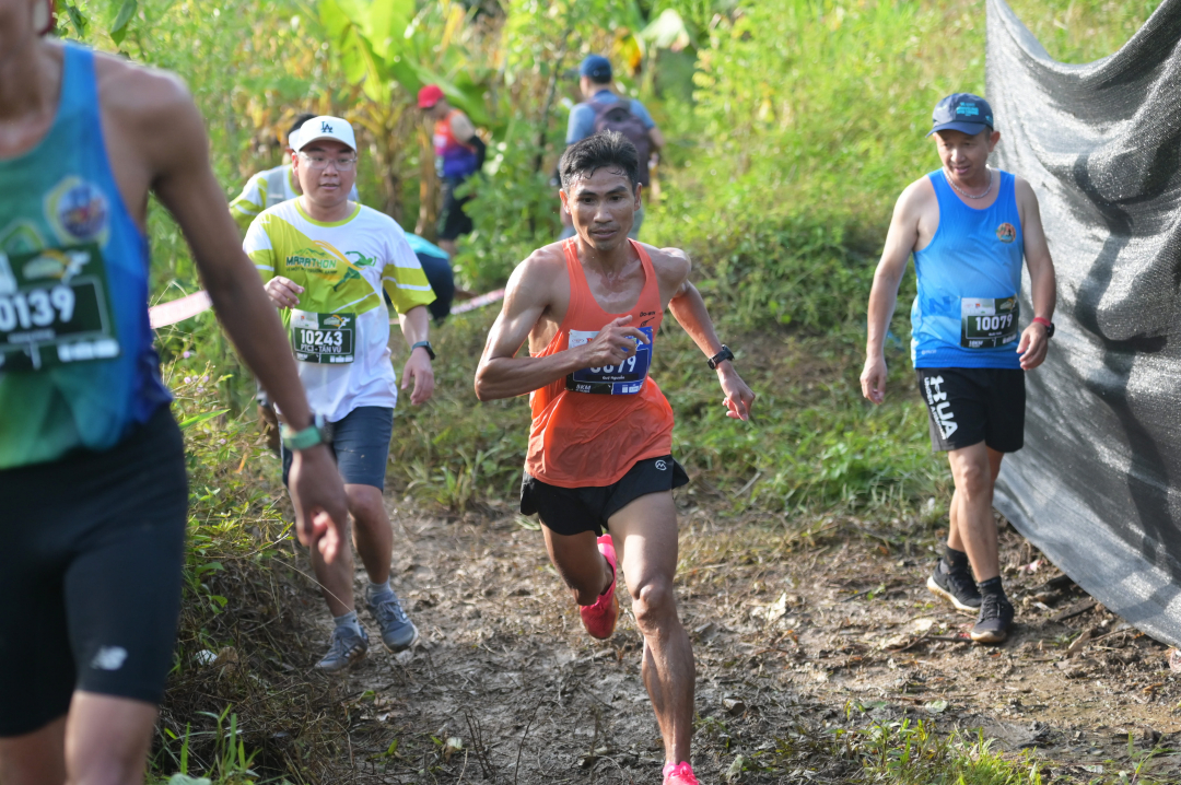 Over 500 people participate in marathon-mountain climbing competition 