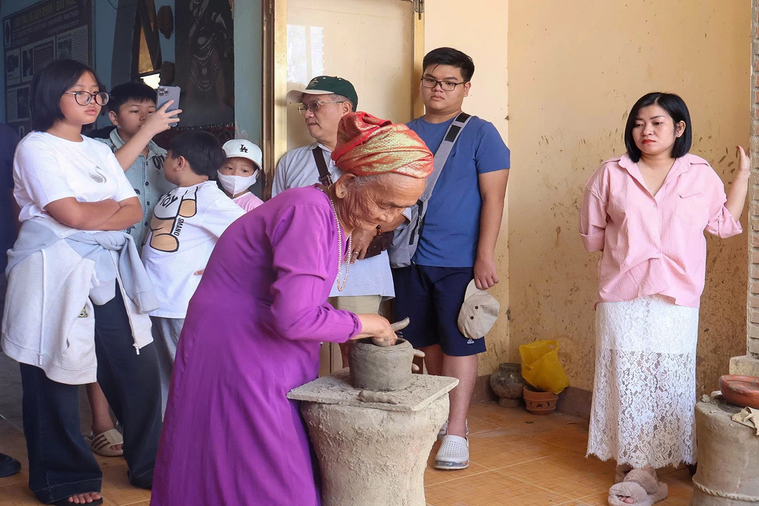 Approving Bau Truc pottery village to become community tourism model