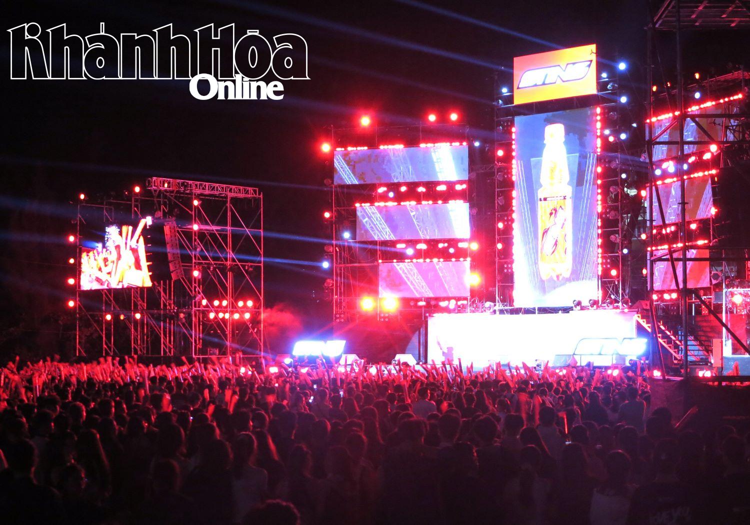 Music night attracts over 3,000 students of Nha Trang University 