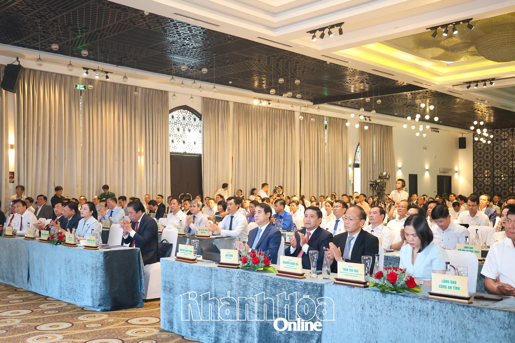 Entrepreneurs' Day meeting with 300 enterprises and entrepreneurs