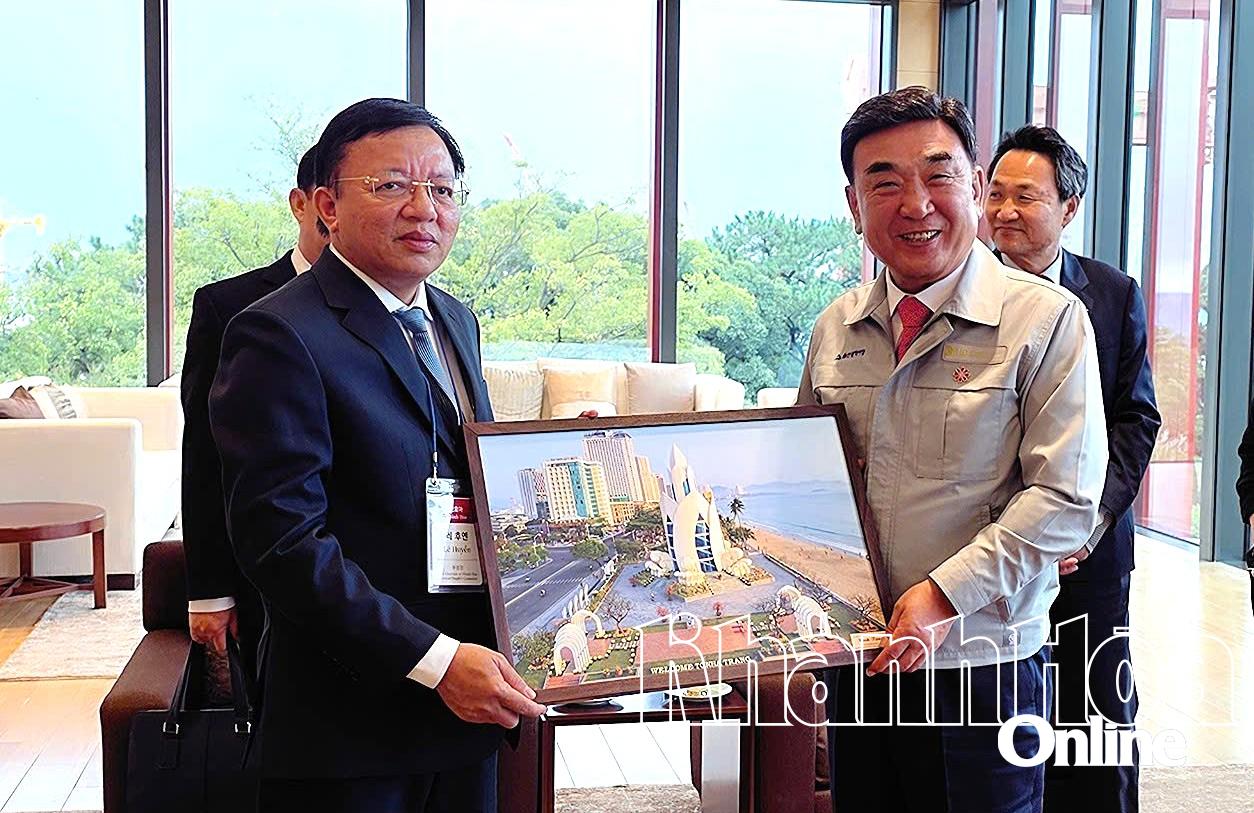 Khanh Hoa provincial delegation pays courtesy visit to Ulsan City government and visited Hyundai Heavy Industries (S.Korea)