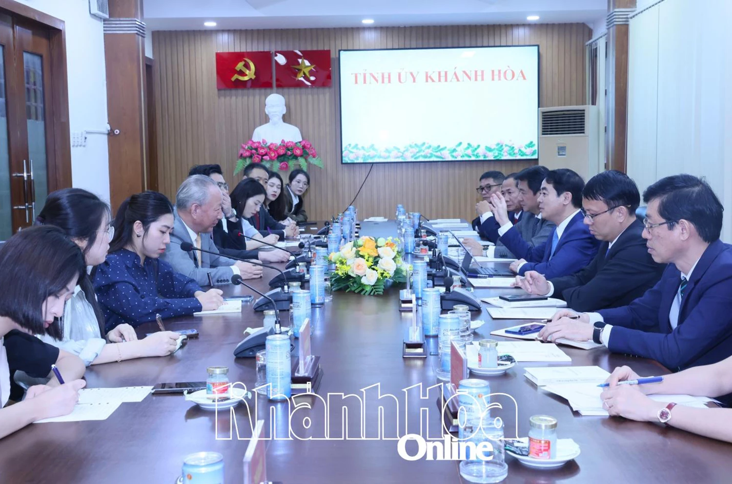 Provincial Party Secretary Nghiem Xuan Thanh welcomes leaders of Pacific Construction Group