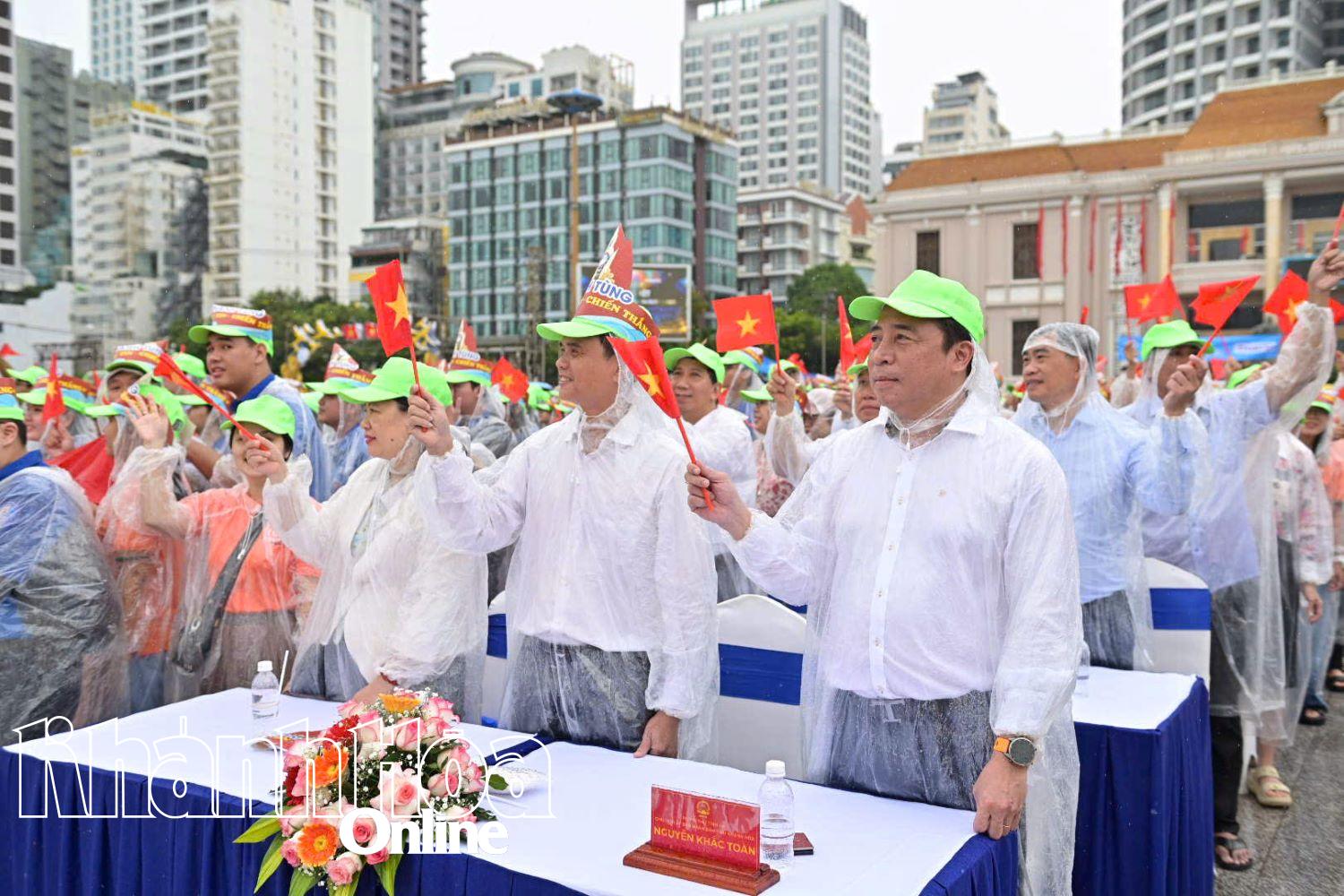 Khanh Hoa: Over 4,000 spectators braving rain to cheer on Doan Thanh Tung in "Road to Olympia" Final