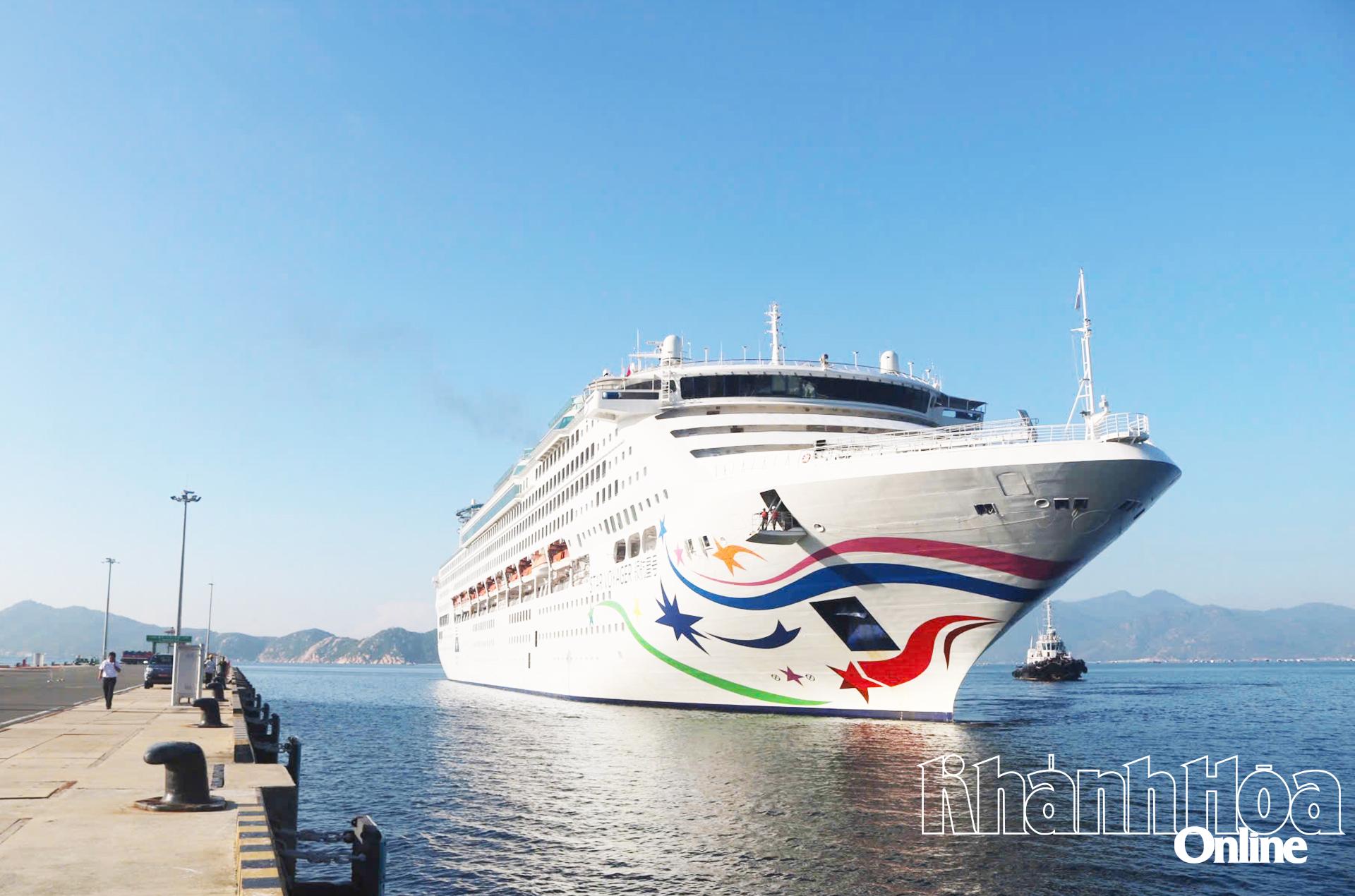 Star Voyager cruise ship brings nearly 1,000 tourists to Khanh Hoa