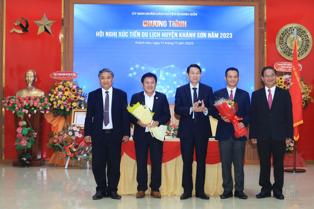 Khanh Son strengthens tourism development promotion