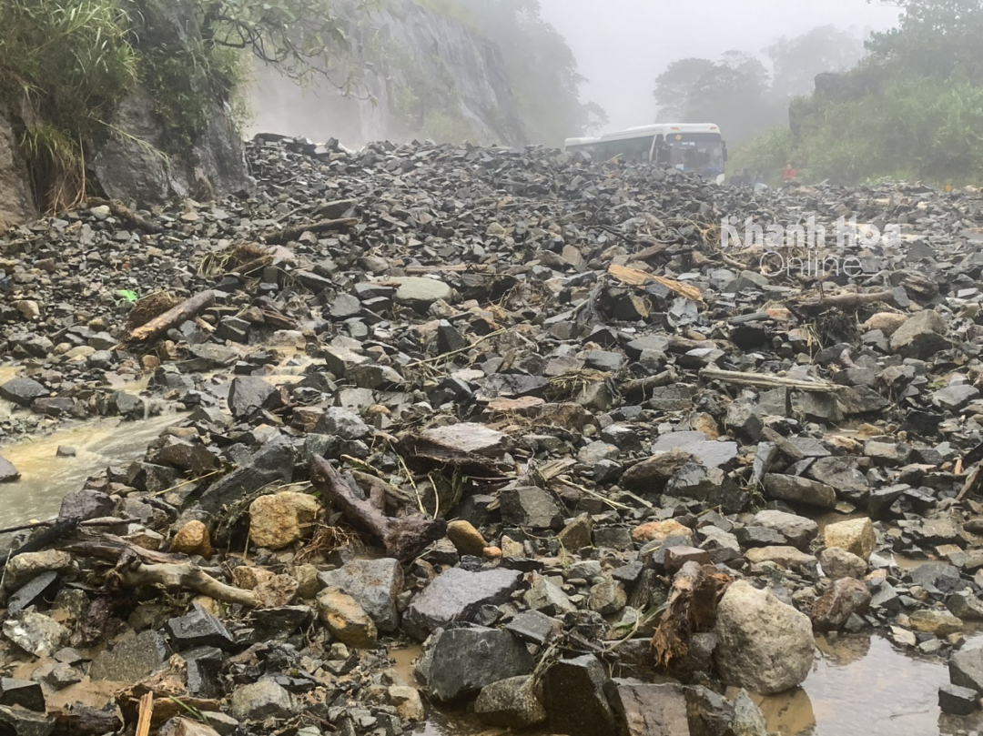 Nha Trang – Da Lat road cut off by flooding