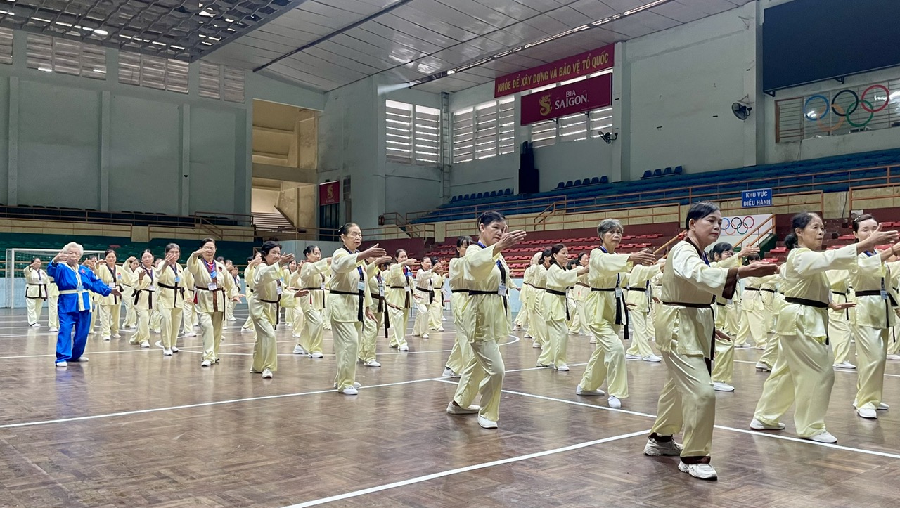 Over 100 people join Khanh Hoa’s morning exercise competition for elderly people