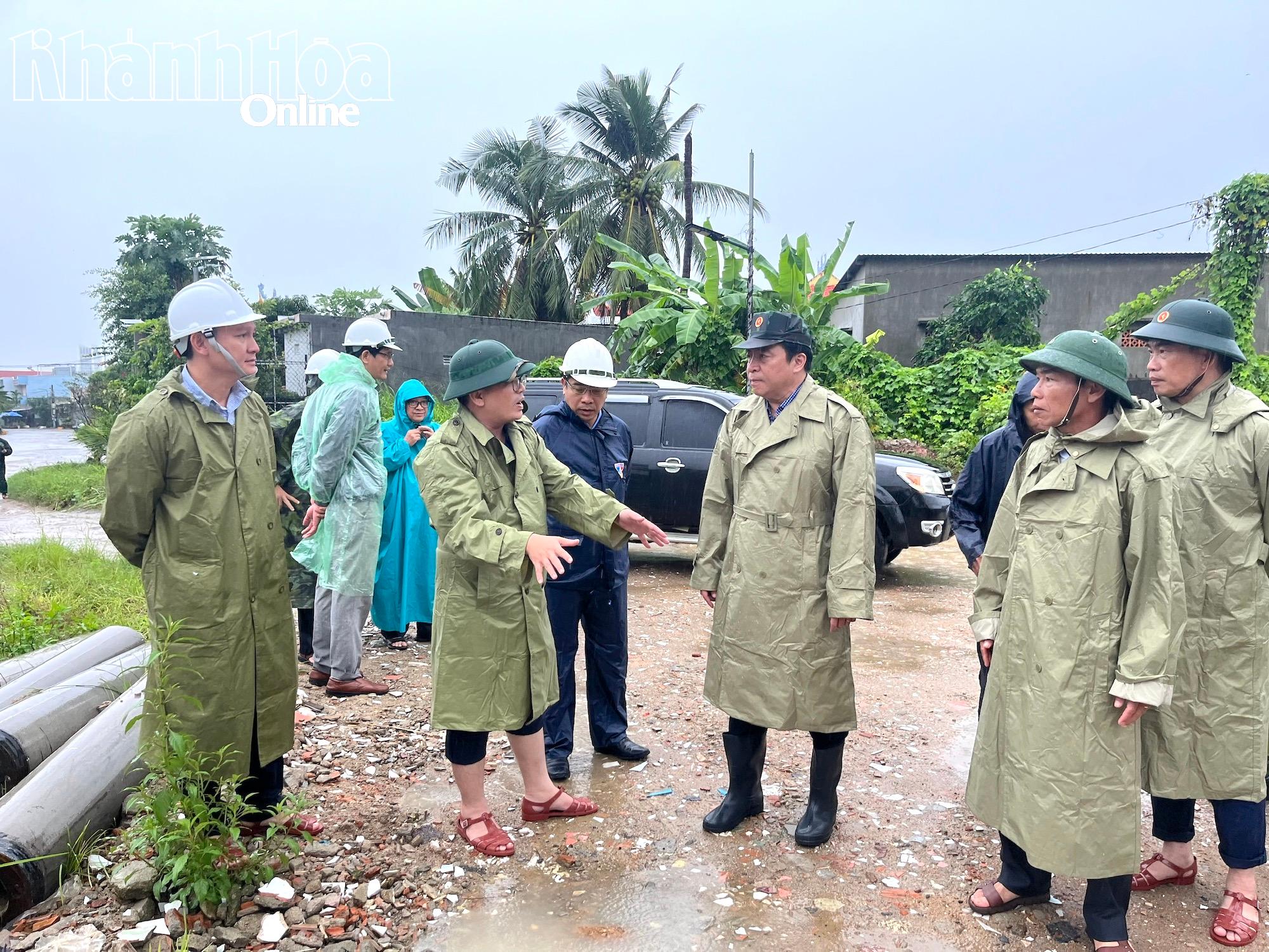 Chairman of the Provincial People's Committee Nguyen Khac Toan checks Typhoon Kalmaegi response efforts in critical zones