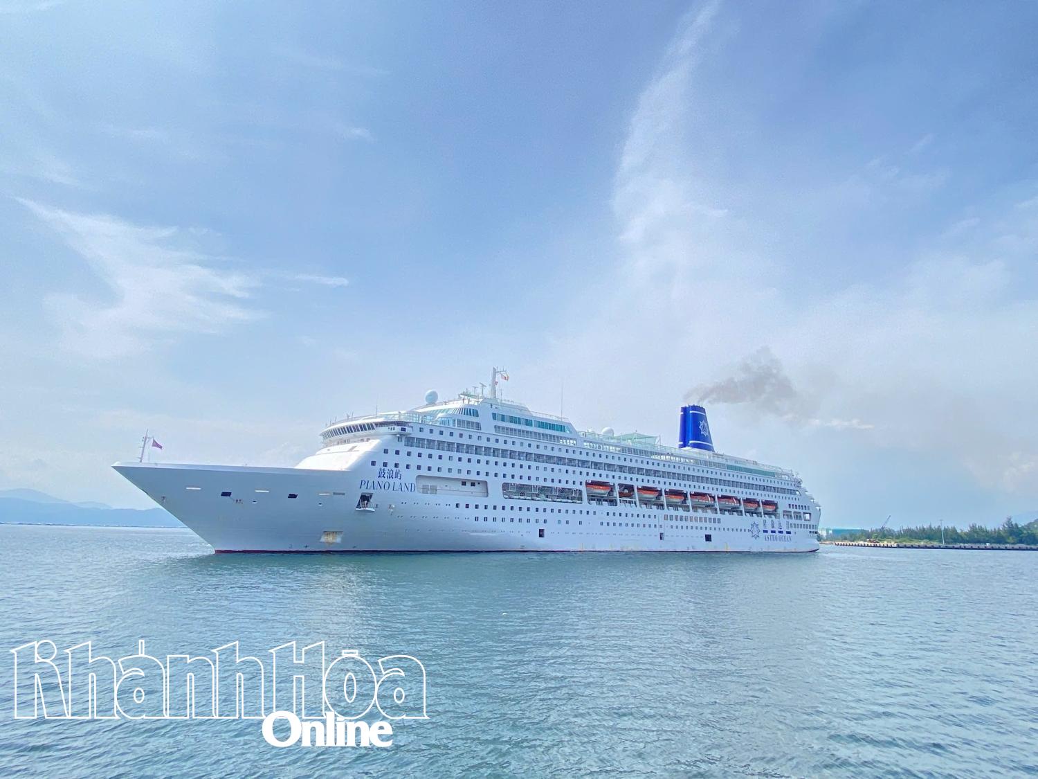 Piano Land cruise ship brings 1,000 travelers to Khanh Hoa