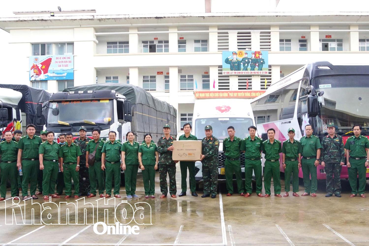 Hoa Sen Group cooperates with Khanh Hoa Newspaper, Radio and Television to give 400 gifts to flood-stricken people in Bac Nha Trang Ward