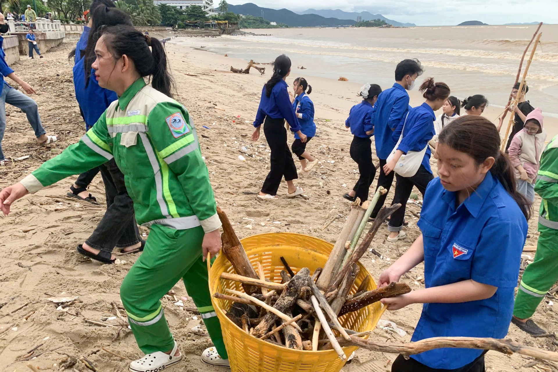 Hundreds of people clean up Nha Trang beach