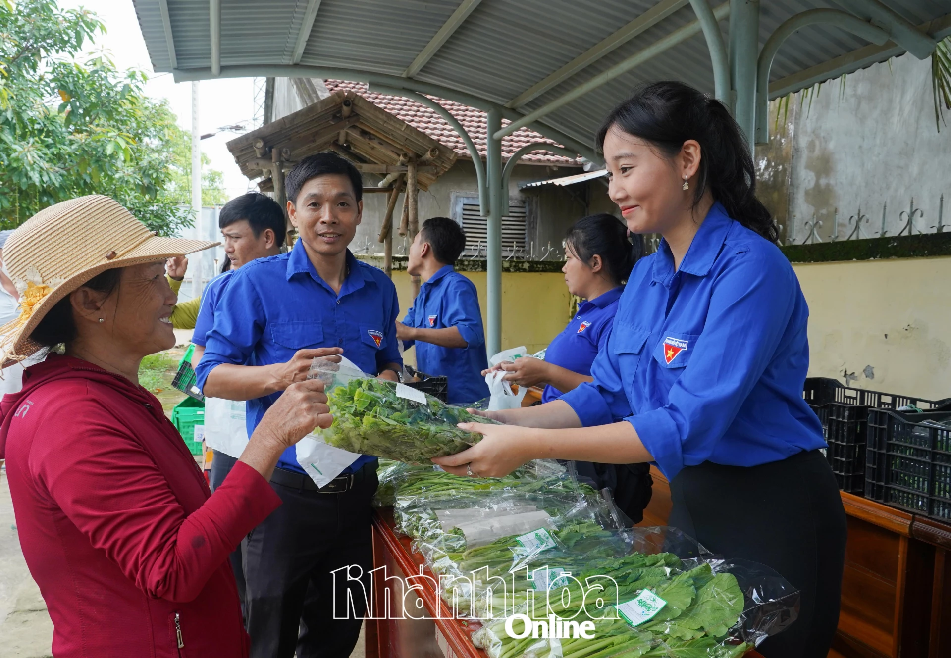 “Zero-Dong” vegetable stalls bring relief after floods