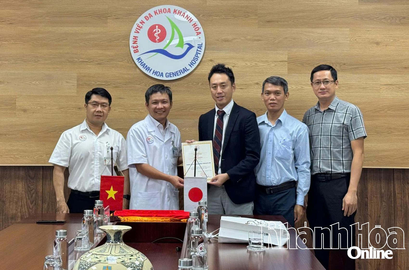 Khanh Hoa General Hospital exchanges expertise on spinal disease treatment with Japanese expert