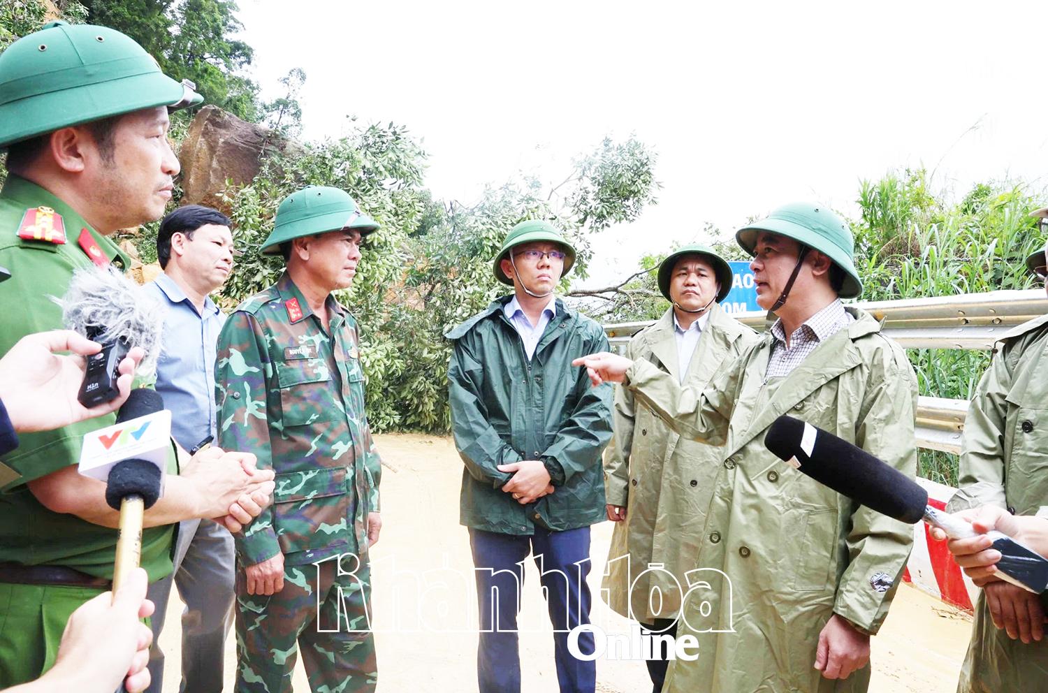 Provincial Party Secretary Nghiem Xuan Thanh inspects landslide recovery efforts at Khanh Le Pass