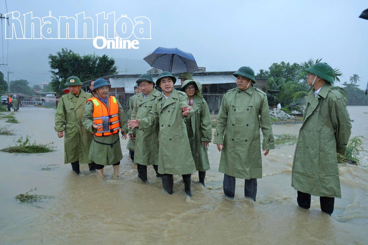 Provincial leader inspects flooding response and relief
