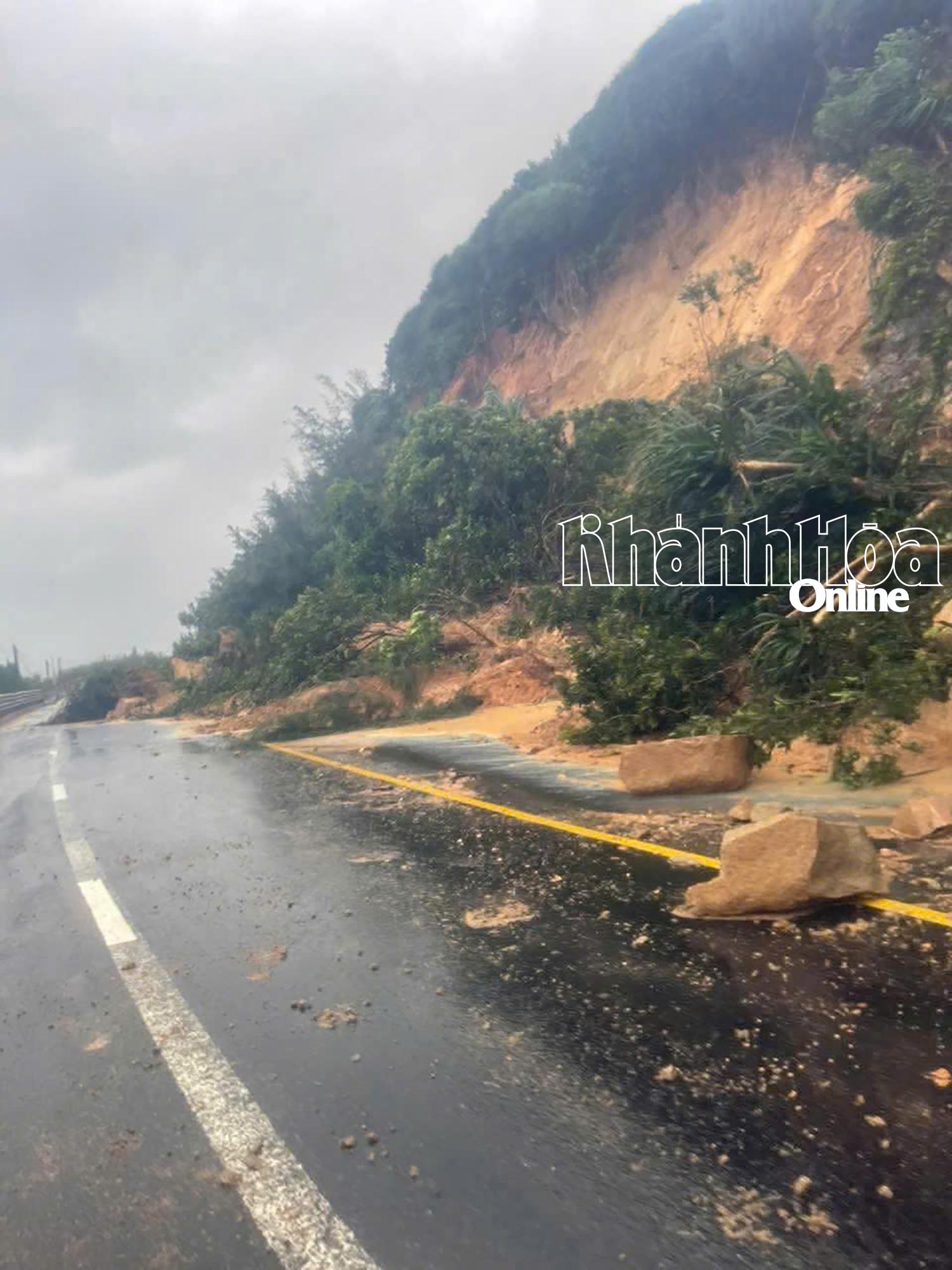 Landslides at Co Ma Pass and Ca Pass