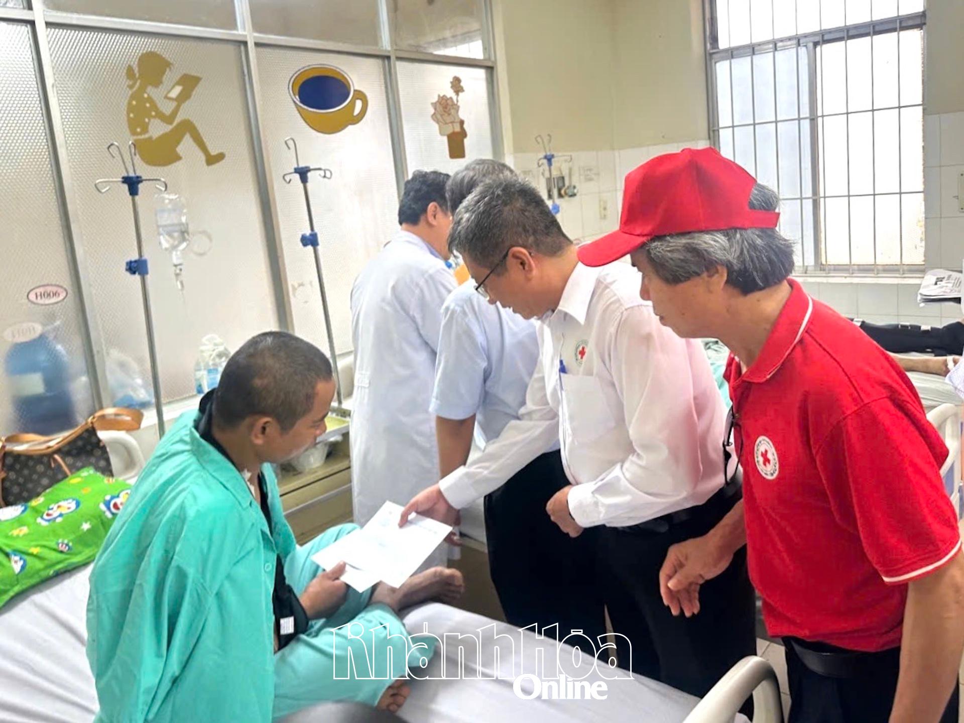 Khanh Hoa Red Cross donates VND18m to landslide victims