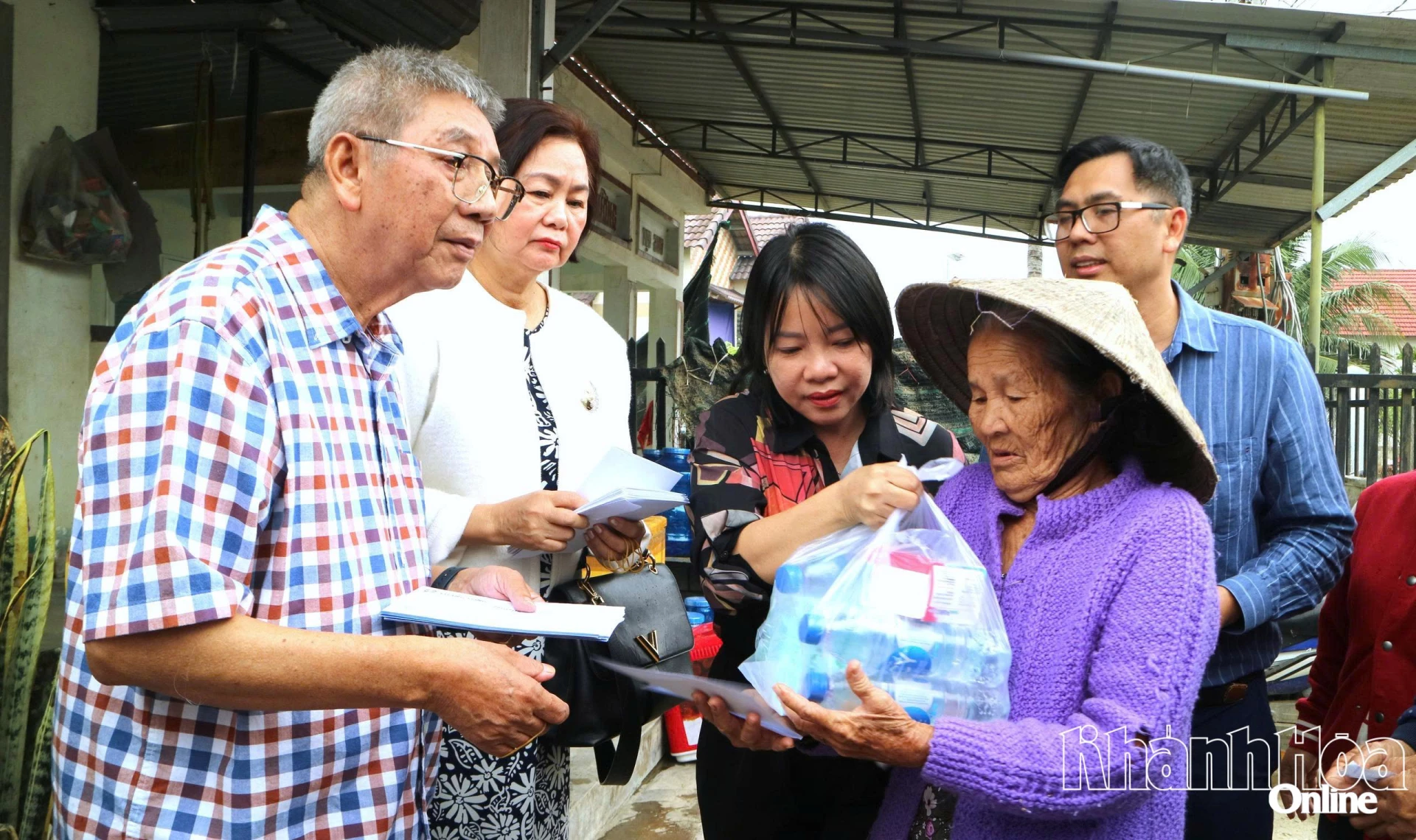 Khanh Hoa Newspaper, Radio and Television, along with businesses and organizations presents aid to flood-affected communities