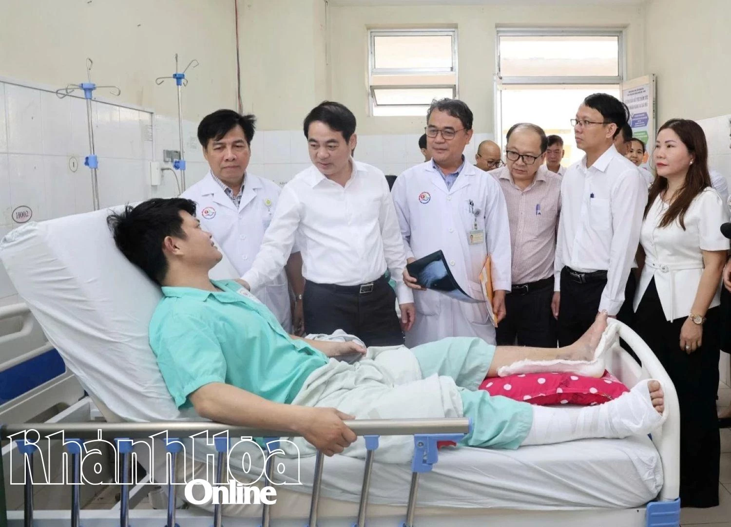 Provincial Party Secretary Nghiem Xuan Thanh visits landslide victims