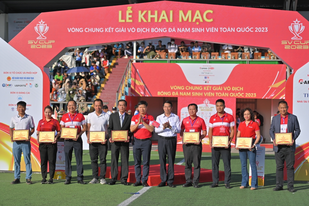 16 teams join final round of national football championship for male students in Nha Trang
