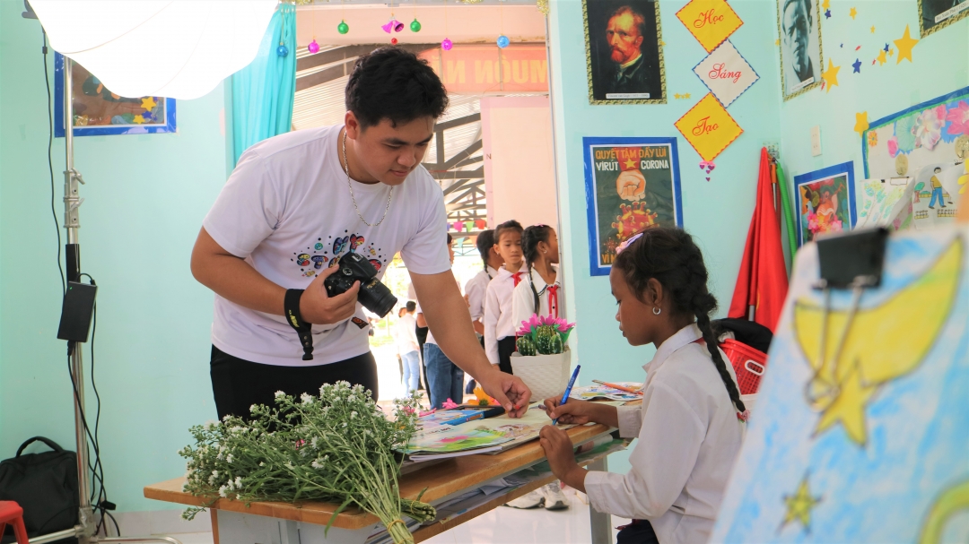 Taking photos of kids on mountainous areas for free