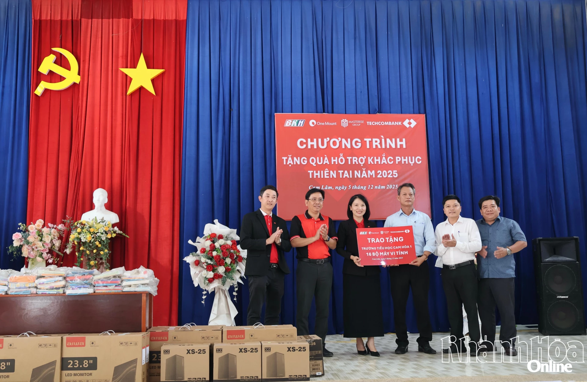 Khanh Hoa Newspaper, Radio and Television, Techcombank and ecosystem donates 16 computers and 100 gifts to primary school children