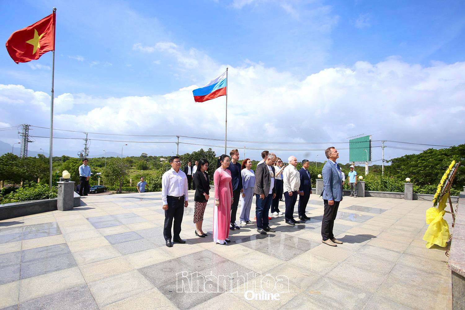 Khanh Hoa Provincial delegation and Federation Council of Russian Federal Assembly pay tribute at Vietnam - Russia Friendship Monument