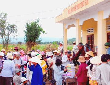 Flood victims in Phu Yen Province receive gifts from&nbsp;Khanh Hoa Buddhism Social Charity’s mission.&nbsp;