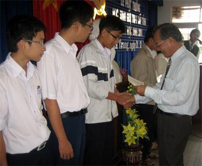 Phan Duc Nguyen, Head of Testing &amp; Quality Assessment, Department of Education &amp; Training, grants certificates of merit to prize-winners.&nbsp;