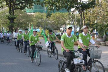 Members of Khanh Hoa C4E and Nha Trang Youth Union join Cycling for Environment.&nbsp;&nbsp;