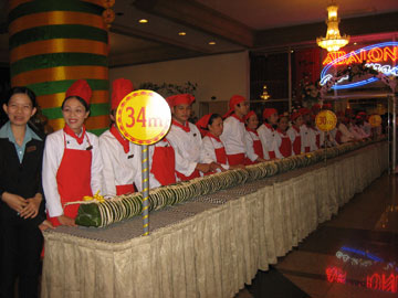 2009’s record tet cake cooked by Yasaka-Saigon-Nhatrang Hotel.