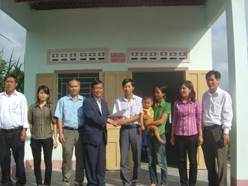 Pham Xuan Danh, Deputy Chairman of Khanh Hoa Provincial Labor Federation hands over a house to Tran Hoang Lam’s family in Cam Hiep Bac, Cam Lam.&nbsp;