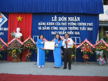 Le Xuan Than, Deputy Chairman of Khanh Hoa Provincial People’s Committee grants a certificate of merit to the school.