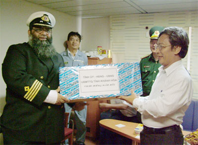 Crew of Van Phong 1 Tanker offered gift