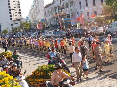 999-tet cake procession.&nbsp;