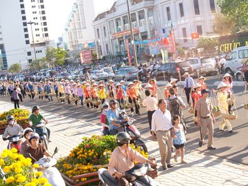 999-tet cake procession.&nbsp;