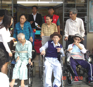 Khanh Hoa Rehabilitation-Education Center for Disabled Children donates 80 wheelchairs to the disabled