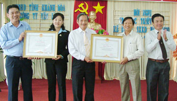 2 subordinate enterprises of Khanh Hoa Salangane Nest’s Co. granted PM’s certificates of merit