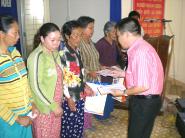 Nguyen Dinh Tam, DIrector of Phu Khanh Petroleum Company grants gifts to poor families in Ninh Phuoc, Ninh Hoa.