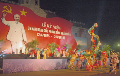 Music show, fireworks display mark 35th anniversary of Khanh Hoa’s Liberation Day