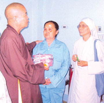 Superior Buddhist Monk Thich Quang Thien, head of Khanh Hoa Provincial Buddhism Social Charity give gifts to poor patients. 